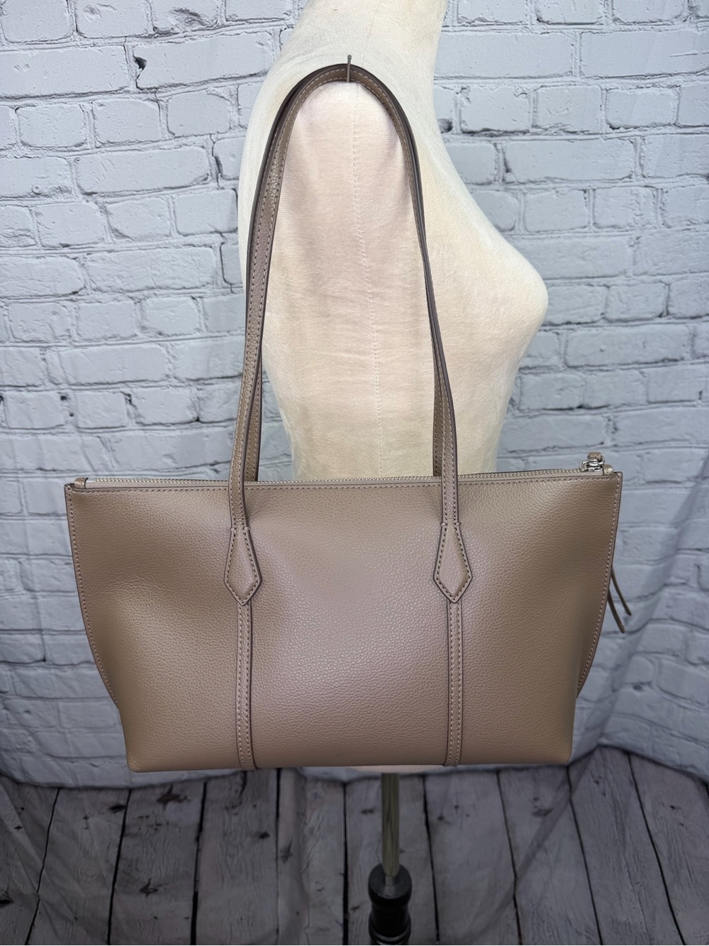 Tory Burch SMALL PERRY ZIP TOTE & Romy Medium Zip Around Wallet - Picture 4 of 15